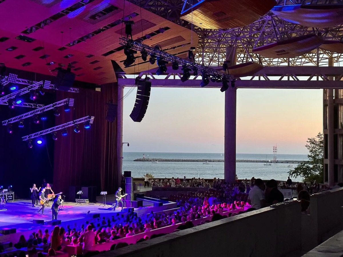 В открытом зале «Фестивального» всегда свежий воздух и вид на море. Источник фото — Яндекс Карты. Автор Горячева Мария