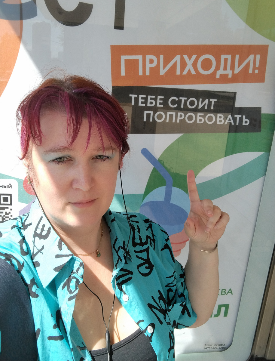 Я люблю свою работу! Не пришла сюда в субботу, Но уж точно - в воскресенье, Ну а там и день рождения!.. Пост печали и сумбура: Сложно жить, когда ты дура.