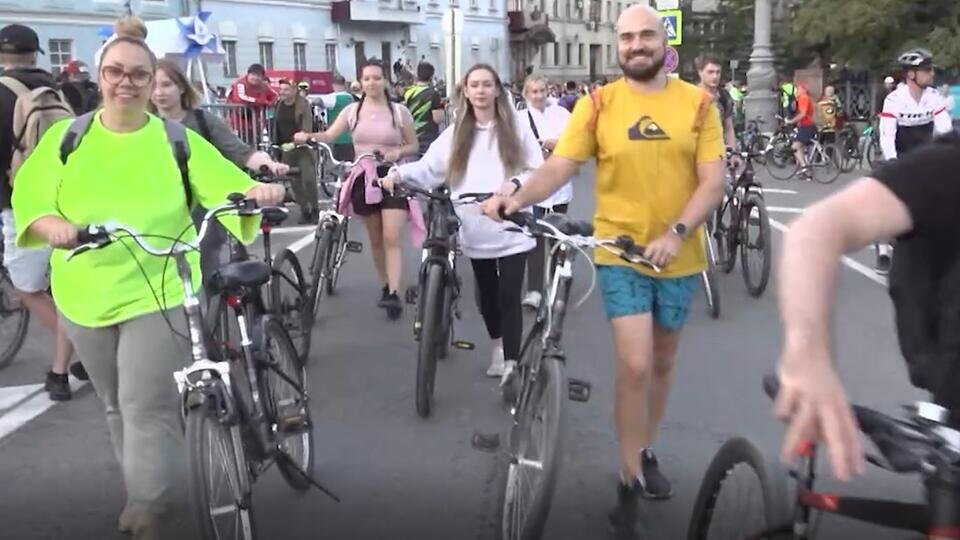    Десятки тысяч человек приняли участие в ночном велофестивале в Москве Скриншот видео