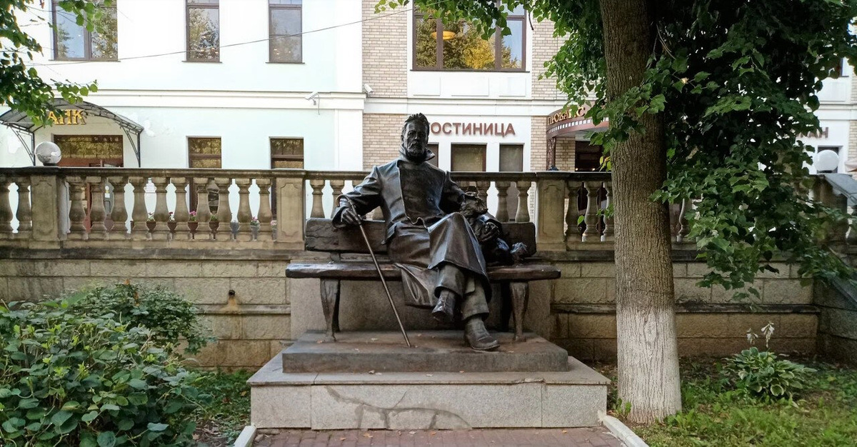 Чехов провёл в Звенигороде две недели, и город не понравился писателю — слишком мещанский. Но позже он писал Ольге Книппер (будущей жене): «В Звенигороде в самом деле хорошо… Из церкви укатить бы не домой, а прямо в Звенигород. Или повенчаться в Звенигороде»