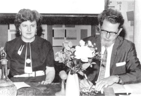 На заседании Международного симпозиума «Глубокие структуры мозга в норме и патологии». Ленинград, 1966 год. Председатели – Наталья  Бехтерева (СССР) и Уолтер Грей (Англия). Фото из книги Н. Бехтеревой «Магия мозга и лабиринты жизни». 