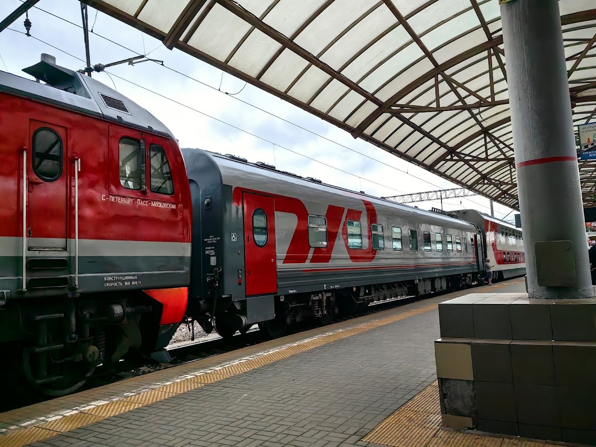 Поезд Санкт-Петербург - Москва № 155/156. Первый вагон одноэтажный а дальше пошли двухэтажные