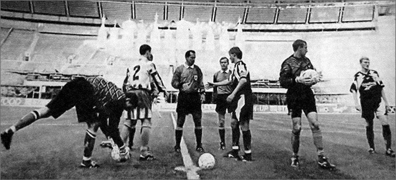 «Торпедо-Лужники» - «Ростсельмаш» (Ростов-на-Дону) - 0:1. Слева направо ростовчане Владимир Савченко, Михаил Куприянов (№2), главный судья Николай Левников, помощник судьи Сергей Фурса, торпедовцы Евгений Бушманов, Валерий Воробьёв, Радислав Орловский.