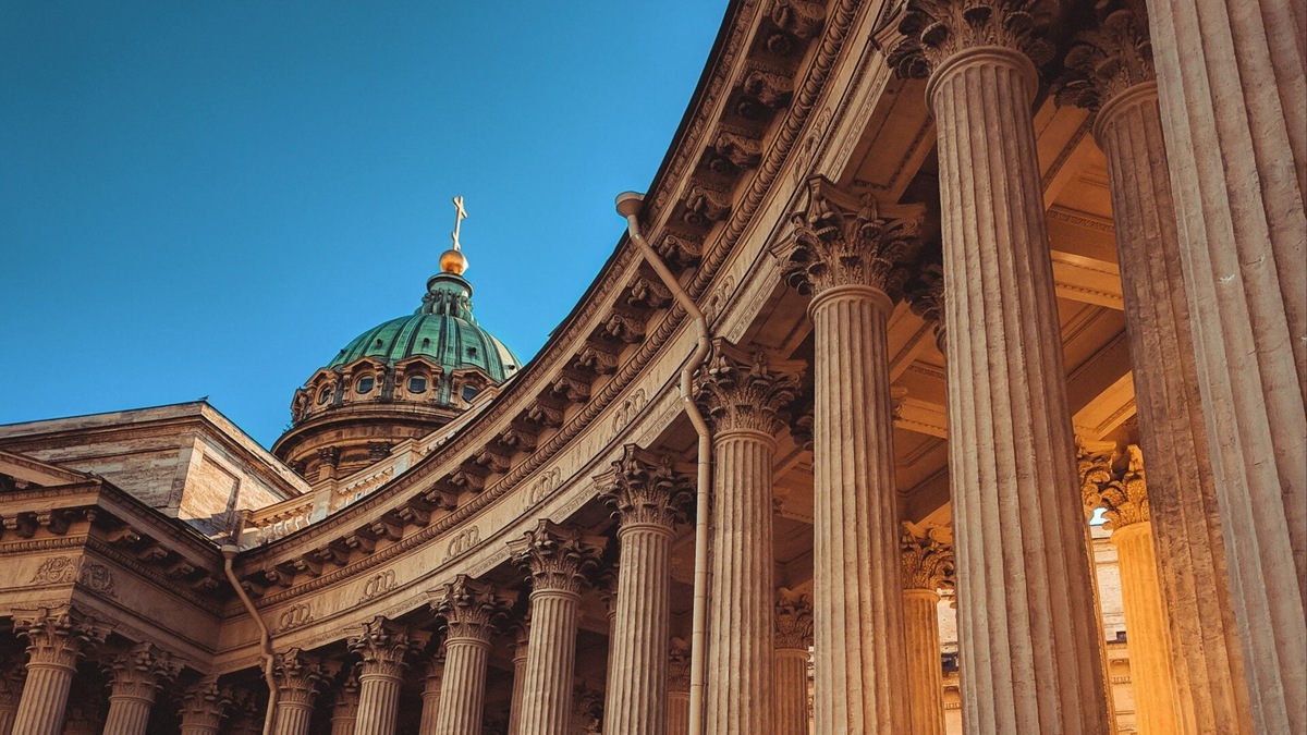 Петербург входит в список самых привлекательных городов для туристов во всём мире. Почти весь исторический центр города внесён в список объектов Всемирного наследия ЮНЕСКО. Здесь действительно есть на что посмотреть. Фото: Vadim Babenko / Unsplash