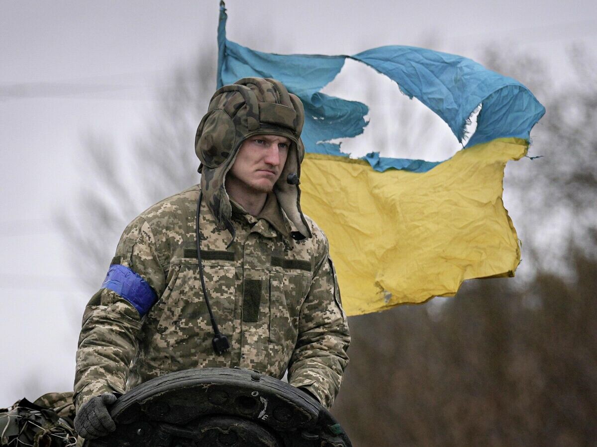    Украинский военнослужащий под Киевом© AP Photo / Vadim Ghirda