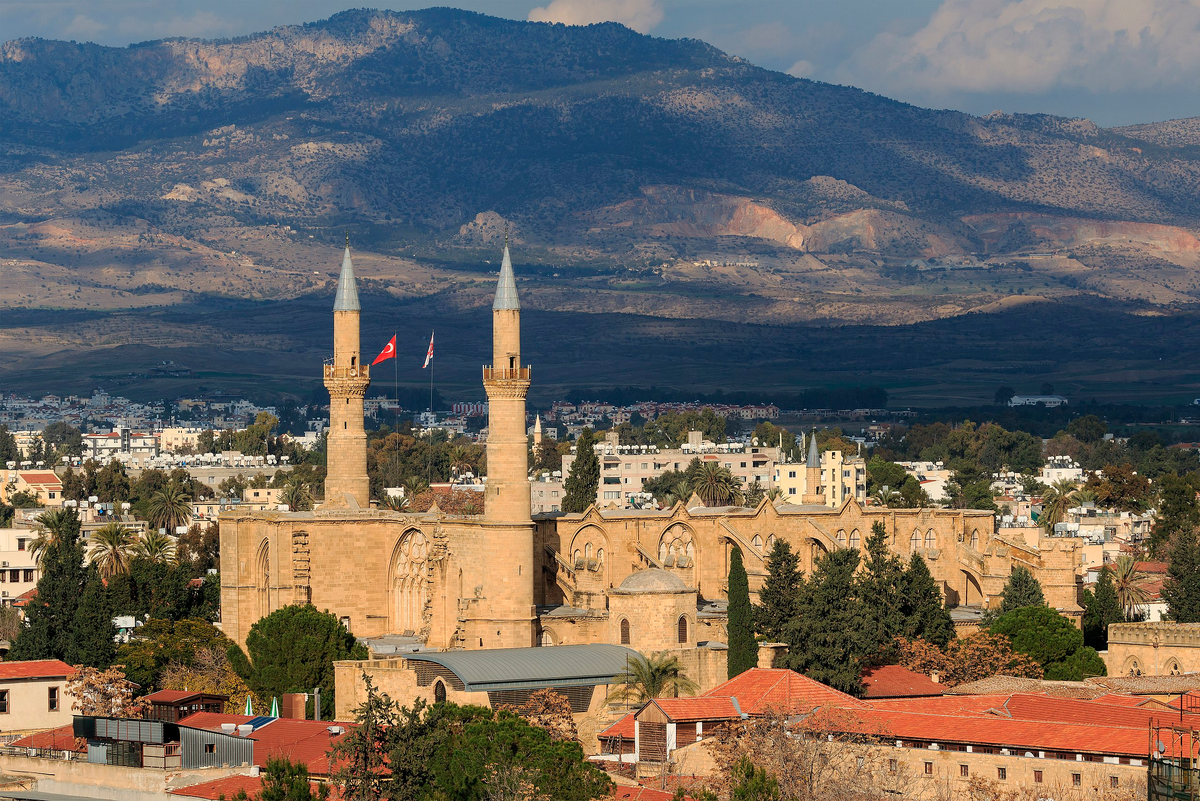 Для посещения Северного Кипра, как и для поездки в Турцию, страховка не обязательна, но желательна. С ней вы сможете обезопасить себя от непредвиденных трат. Фото: A.Savin / Wikimedia