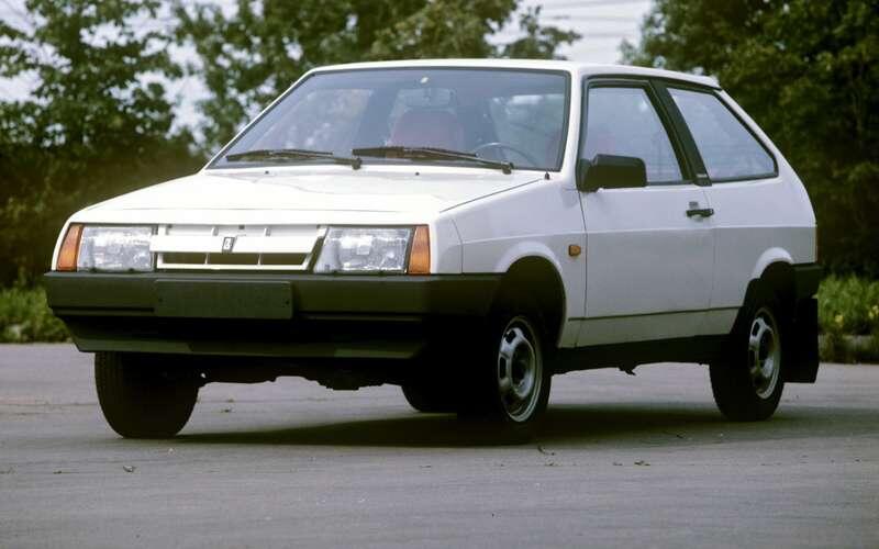    Приляпанный спереди пластмассовый нос смотрелся, мягко говоря, странно: мы к таким решениям не привыкли. Впрочем, вскоре его уберут, а крылья станут длинными. Да и капот станет серьезнее.