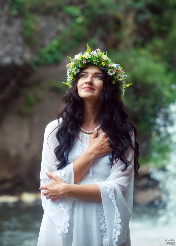 На фото -,Анастасия Шугалей.  Певица,  автор- исполнитель . Её любимые инструменты- гитара и гусли . 