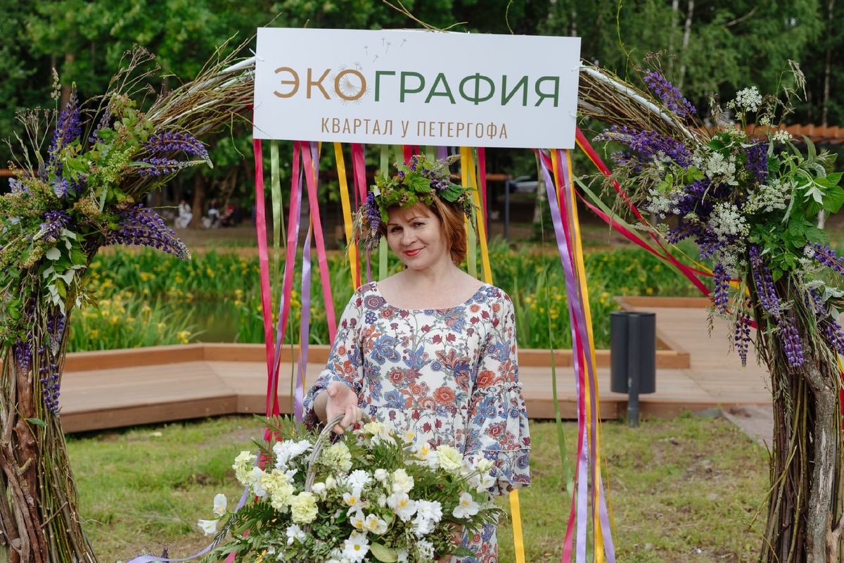 Мастер-класс по плетению венков под руководством профессионального флориста около фотозоны ЖК «Экография. Квартал у Петергофа» // Источник фото: ЖК «Экография. Квартал у Петергофа»