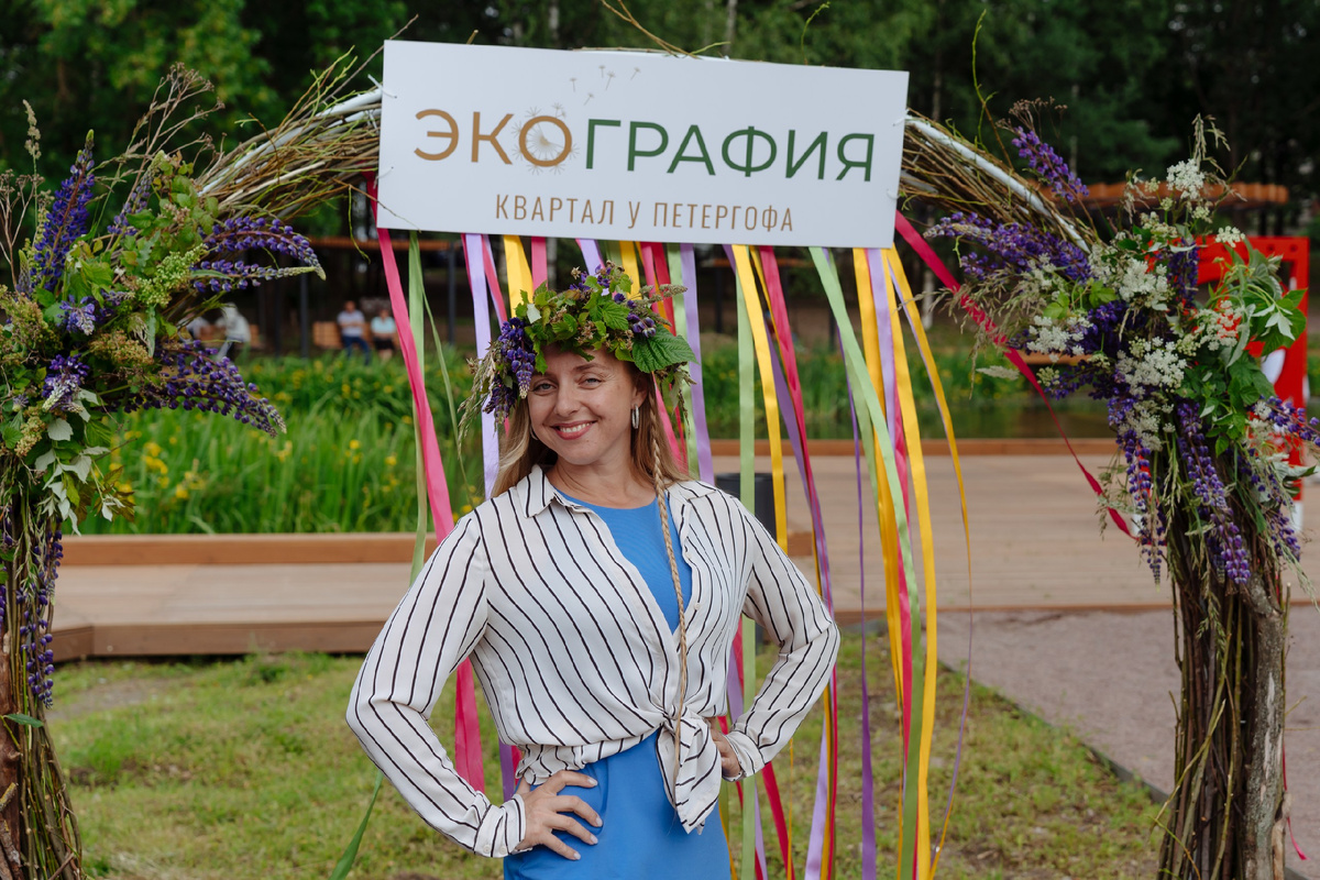 Мастер-класс по плетению венков под руководством профессионального флориста около фотозоны ЖК «Экография. Квартал у Петергофа» // Источник фото: ЖК «Экография. Квартал у Петергофа»