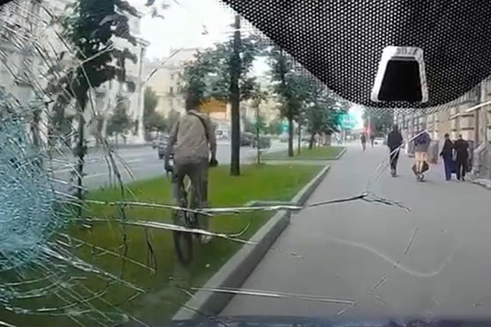    Водитель погнался за велосипедистами по тротуару. Фото: кадры из видео.