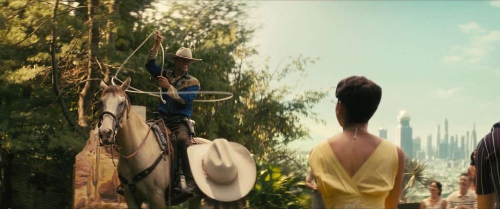 Кадр из сериала "Фоллаут" (2024). Куп развлекает детей.