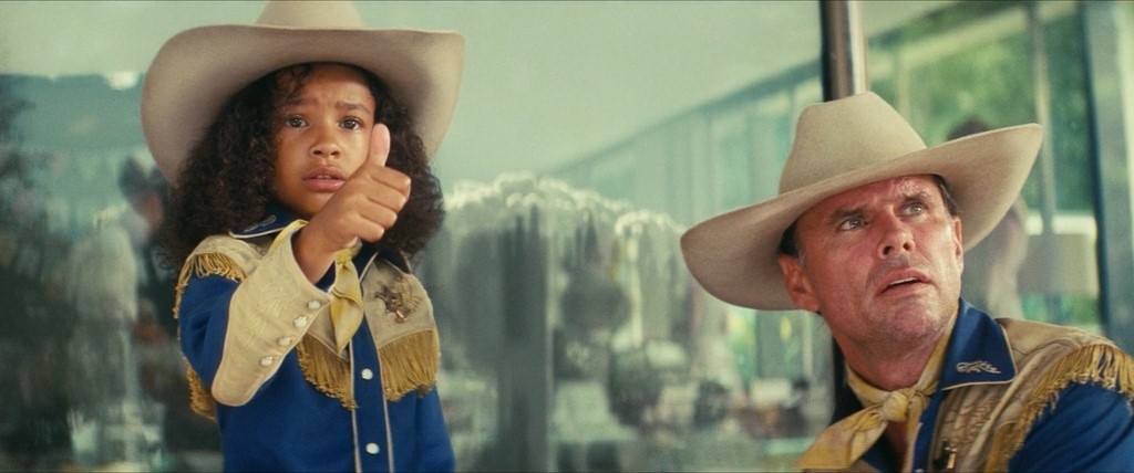 Кадр из сериала "Фоллаут" (2024). Дженни и Куп увидели ядерный взрыв.