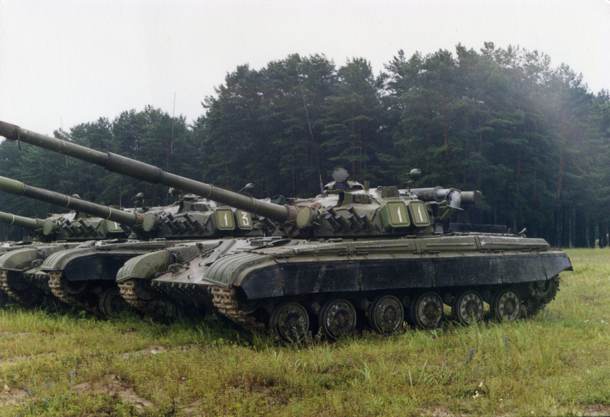 Командирские танки Т-64АК. Учебный центр «Десна», июль 2000 г. Фото В. Чобиток