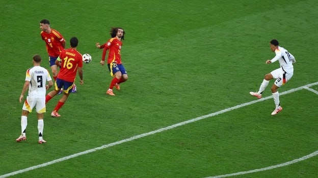    Мяч попал в руку Марка Кукурельи после удара Джамала Мусиалы в матче Испания — Германия. Reuters