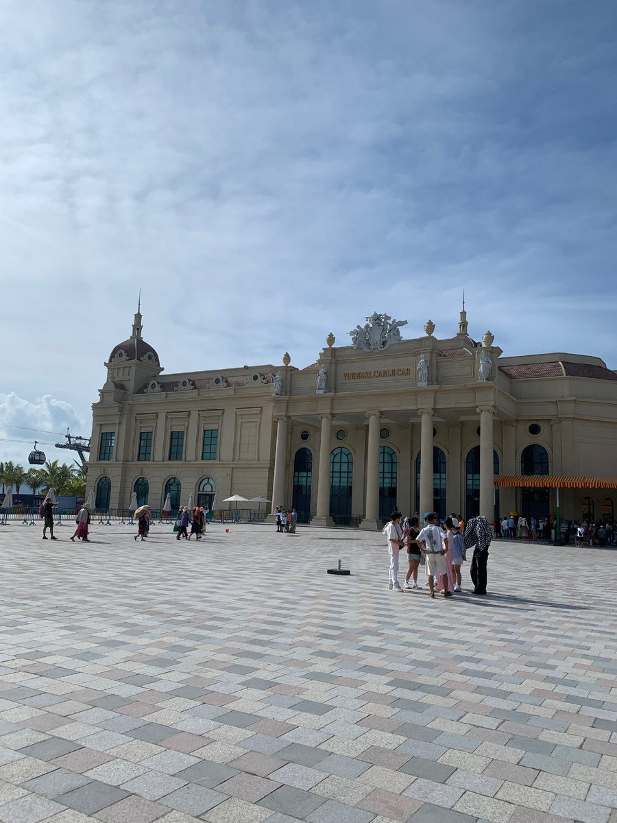 Так выглядит здание вокзала, откуда отправляются на остров