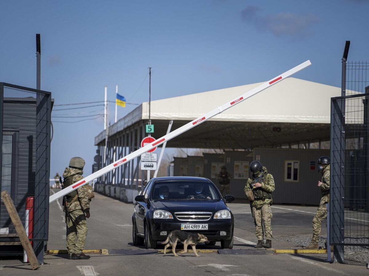    Автомобиль на пограничном пункте пропуска на Украине© AP Photo / Evgeniy Maloletka