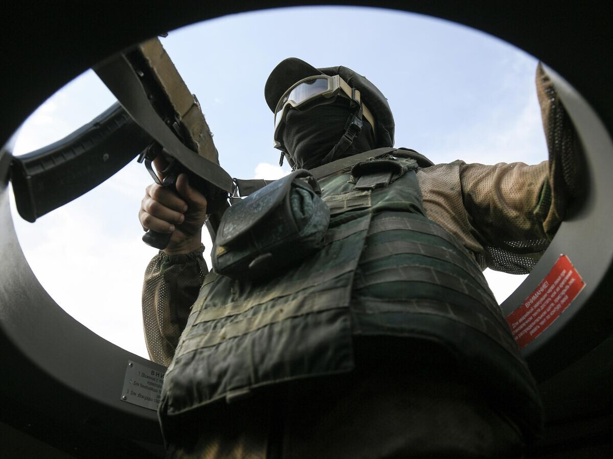    Российский военнослужащий возле КПП "Васильевка" на границе Запорожской области© РИА Новости / Константин Михальчевский
