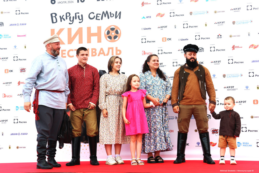Фестиваль "В кругу семьи" в Ярославле открылся "красной дорожкой" на которой основной акцент был сделан не только на звёзд, а на многодетные семьи. Именно они прошли по ней.-2
