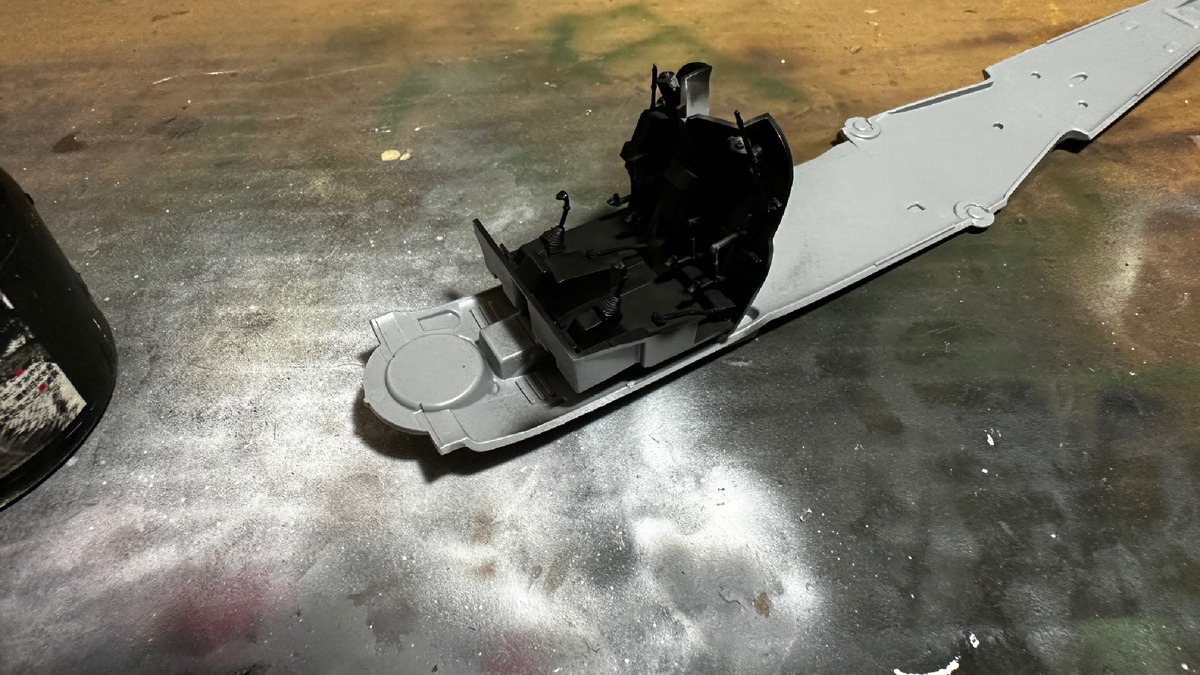 Проработка кабины сделана отлично, детали B45/46 перепутаны местами, и в целом места установок деталей не совсем очевидны