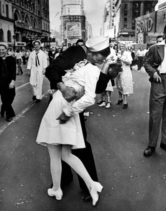 Alfred Eisenstaedt . The Kissing Sailor. Times Square on August 14, 1945. LIFE 