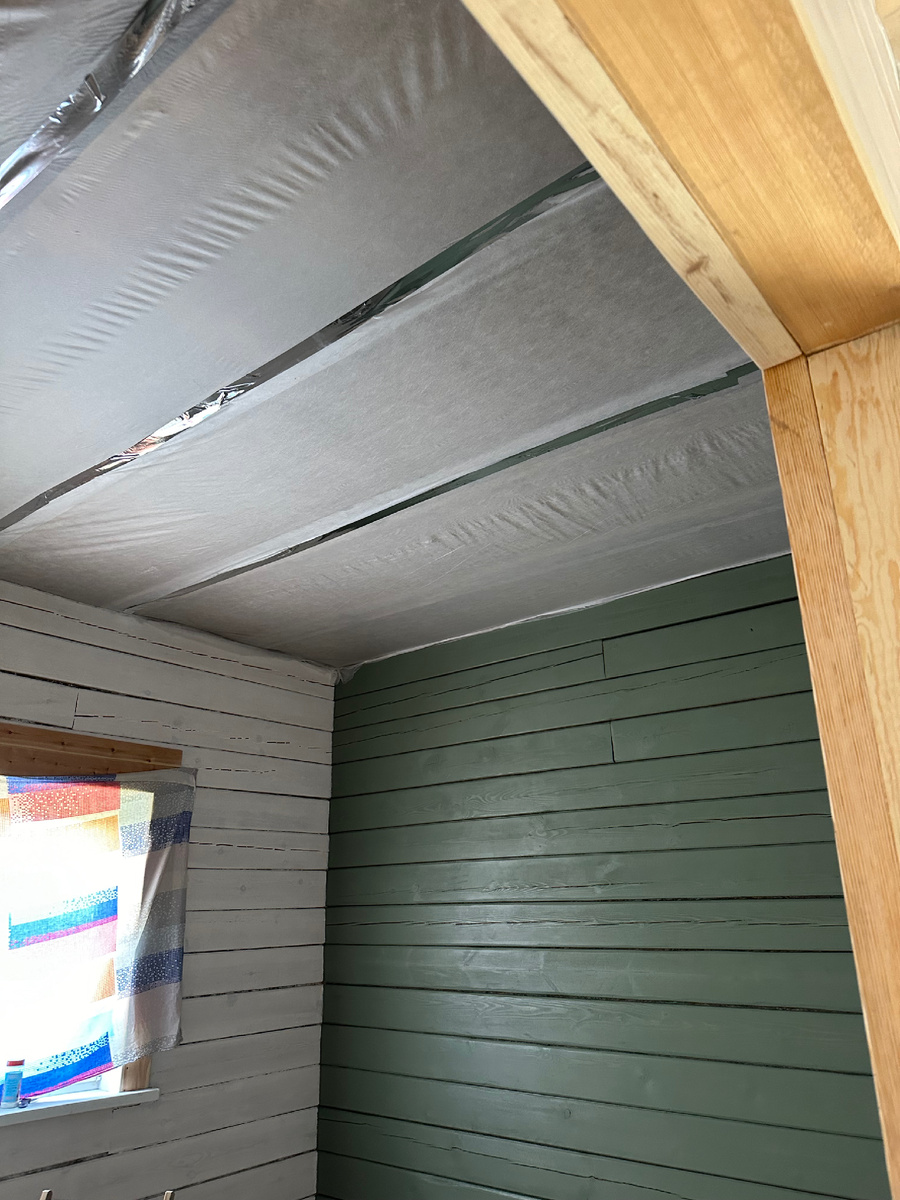 Сейчас потолок выглядит так