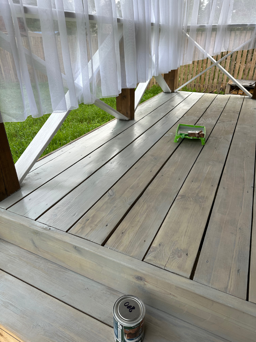 Покрываю вторым слоем пол на террасе