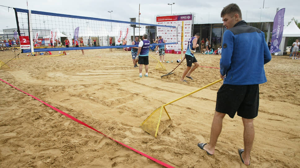 Выравнивание песочного поля для игры. Фото: Роман Яровицын / Коммерсантъ