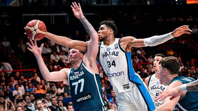    Лука Дончич против Янниса Адетокунбо в матче сборных Словении и Греции. AFP