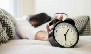 Многие люди, чтобы утром получить дополнительные минуты сна, откладывают будильник на несколько минут и просыпаются только после повторного сигнала.