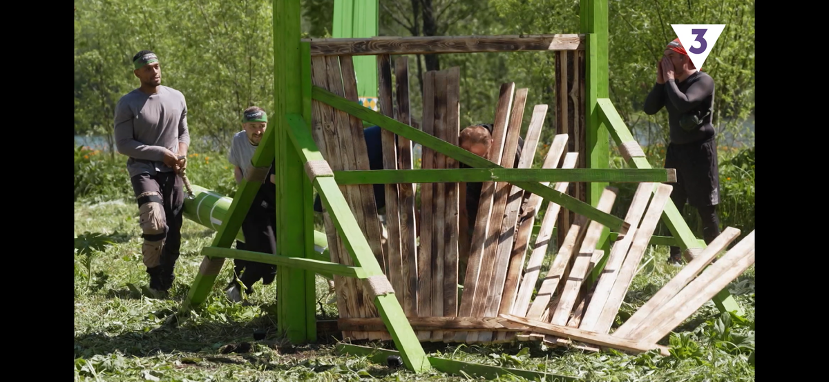 С первого удара племя Волков снесло ворота, но потом еще 3-4 удара наносит чтобы его добить