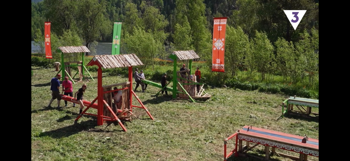 В то время пока племя Волков пытается и дальше бить по сломанному забору. Племя Медведей лезит в узкую дырку своего забора.