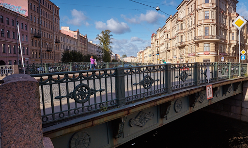 Современный Кокушкин мост. Столярный переулок, в котором жил Раскольников, — справа / Фотография с официального сайта СПб ГБУ «Мостотрест»