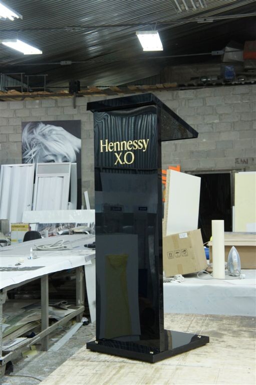 Декоративная стойка для бренда Hennessy