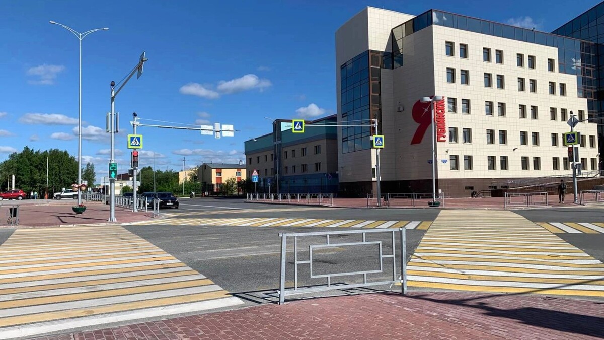 В центре Губкинского изменили дорожную разметку. На пересечении улицы Нефтяников и проспекта Губкина появились новые диагональные пешеходные переходы.