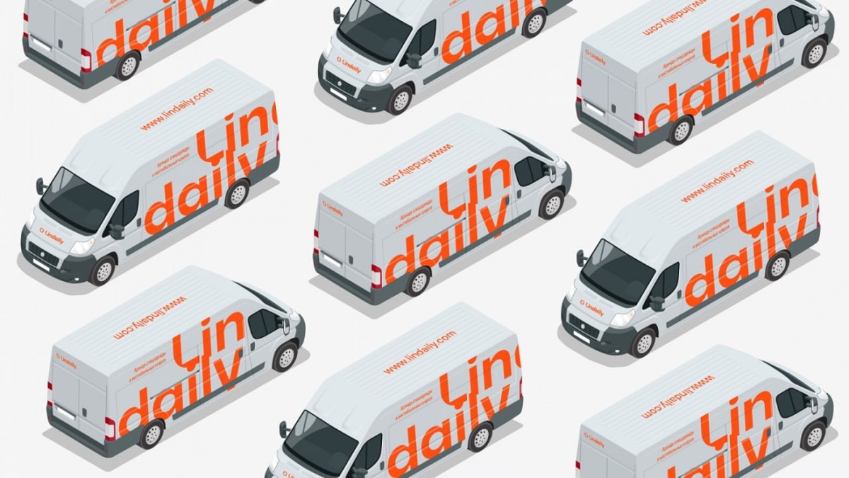 Суперграфика и типографика используются как элементы айдентики, например, для оформления транспорта.