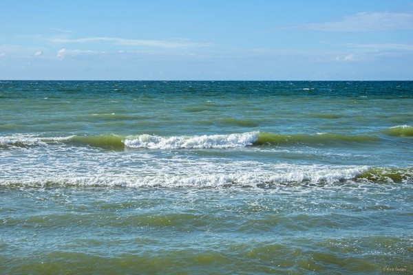 Есть занятия, которыми можно заниматься бесконечно, и они самые что ни наесть обычные... С Воскресением Вас!   

Просто посмотри ... Море в Зеленоградске ...   

  