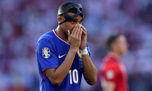 Издание Le Parisien объяснило неудачную игру нападающего сборной Франции Килиана Мбаппе на чемпионате Европы-2024 по футболу, сообщает Sports.kz.