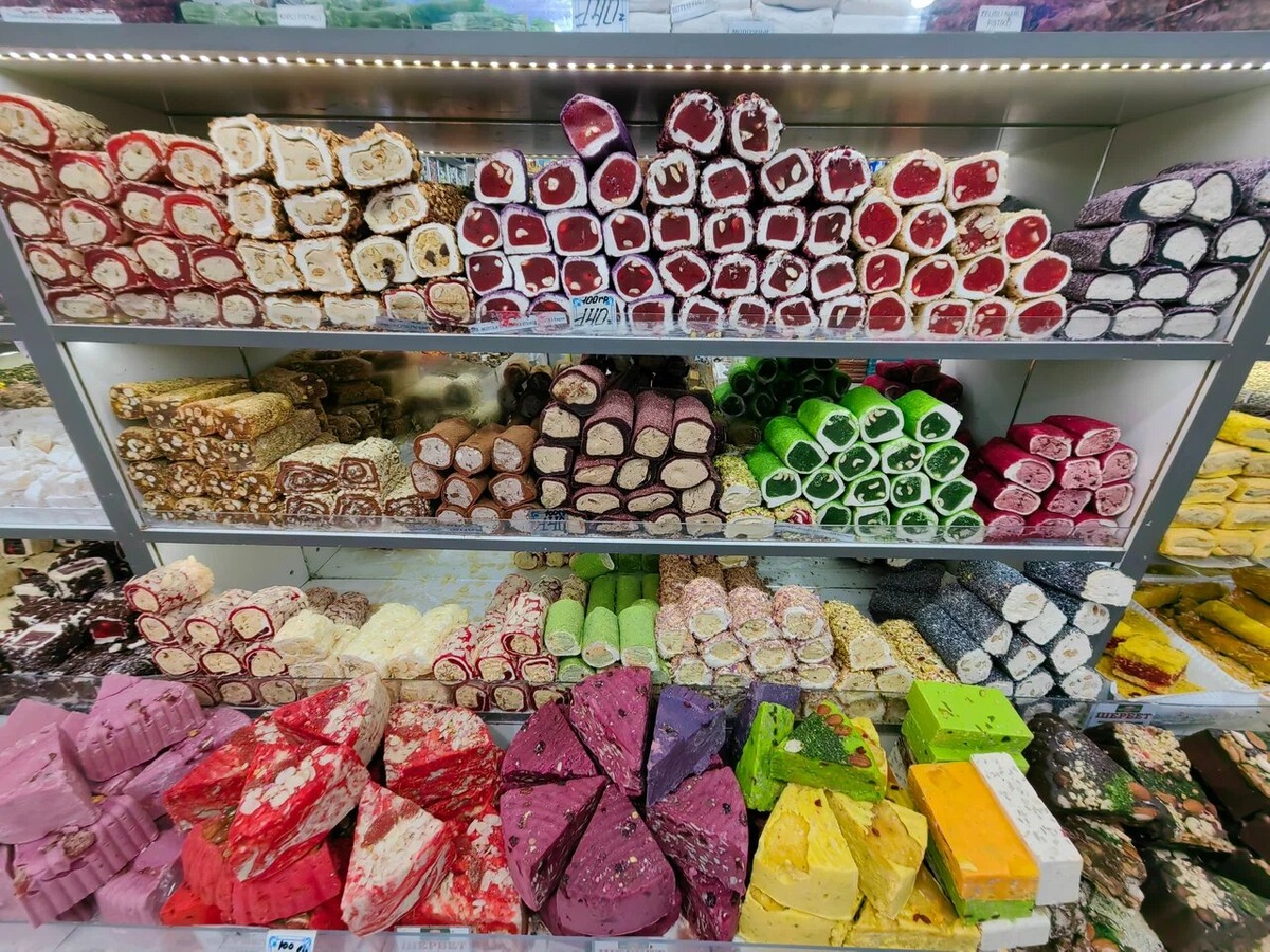 Ещё один интересный десерт — халва. Её здесь много видов: молочная, мраморная, молочно-шоколадная, кунжутная и так далее. На прилавках можно встретить варианты в виде кусочков торта. Фото: Василий / Яндекс Карты