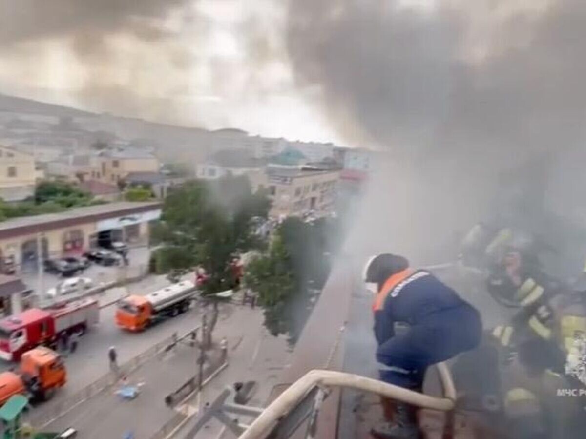    Ликвидация пожара на крыше жилого дома в Дербенте© МЧС России/Telegram
