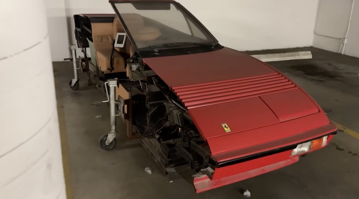 Когда-то это был Ferrari Mondial, который сошел с конвейера в Маранелло в 1981 году. Это не макет и не игрушка, а половина того, что когда-то было настоящим автомобилем.