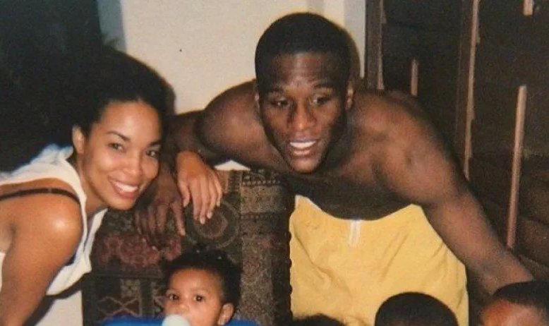 Мейвезер с Джози Харрис и сыном Корауном.