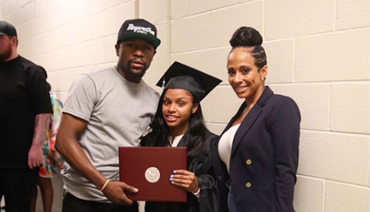 Мейвезер с Мелиссой Брим и их дочерью Иянной на вручении школьного диплома.