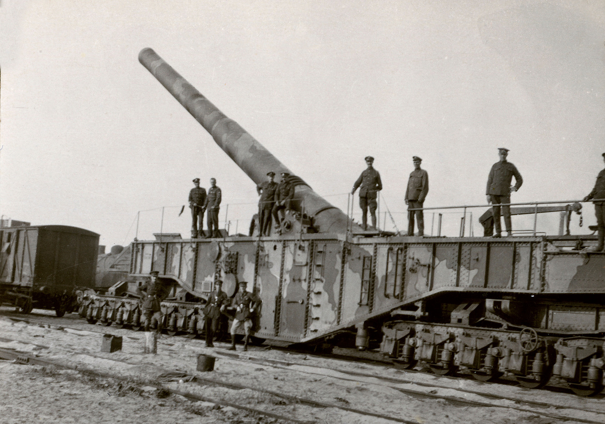 Пушка "Дора". Ее обслуживали два батальона солдат!