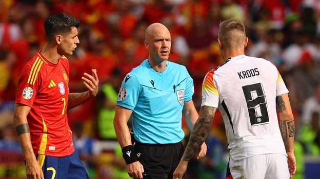    Альваро Мората, рефери Энтони Тейлор и Тони Кроос. Reuters