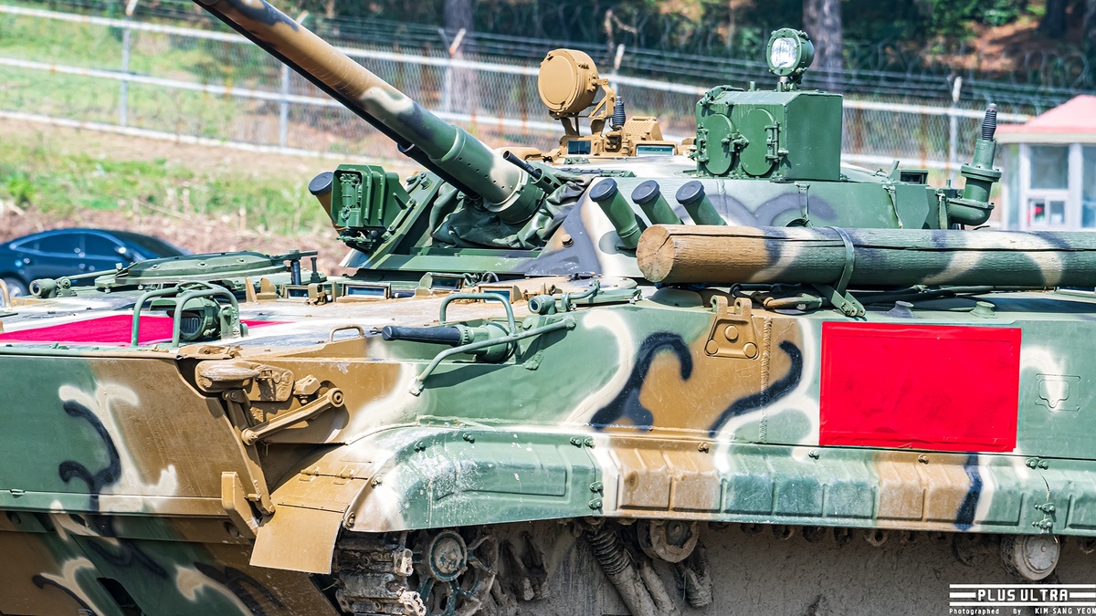 Южнокорейская БМП-3 с прицельным комплексом наводчика "Весна К". На месте ИК-осветителя ОУ-5 справа от блока вооружения, предположительно установлен излучатель системы постановки помех системам наведения управляемых боеприпасов противника.