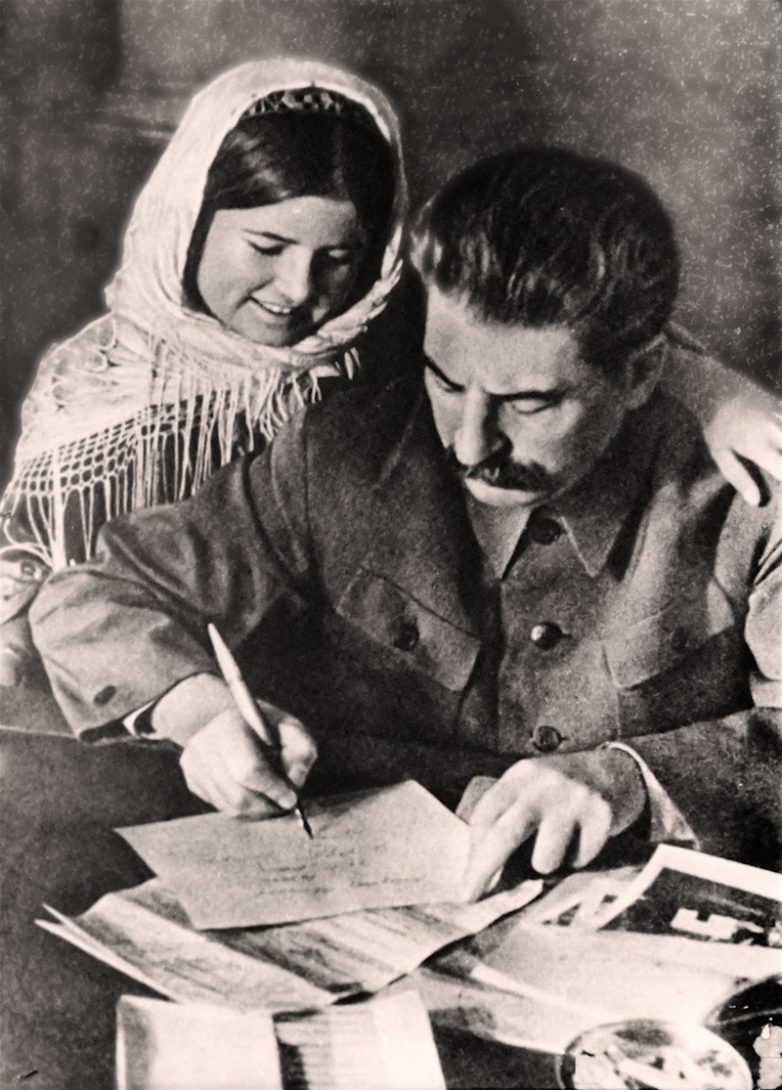 И.В.Сталин и таджикская девочка Мамлакат Нахангова, отличившаяся на сборе урожая хлопка. 1935г.
