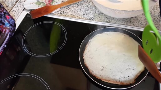 Искусство кулинарии: тонкие блины на молоке с кипятком и клубникой