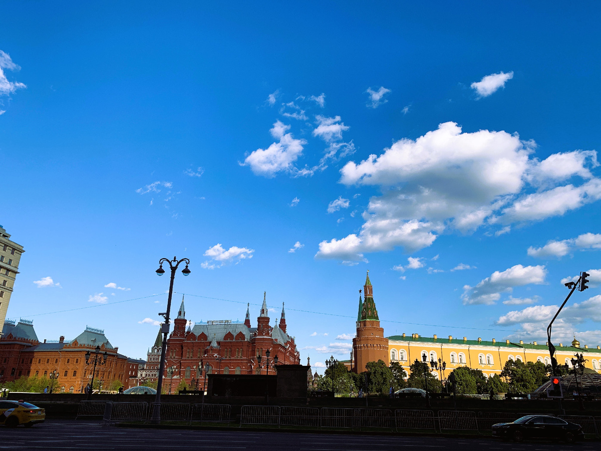 Вид от входа в отель "Националь"