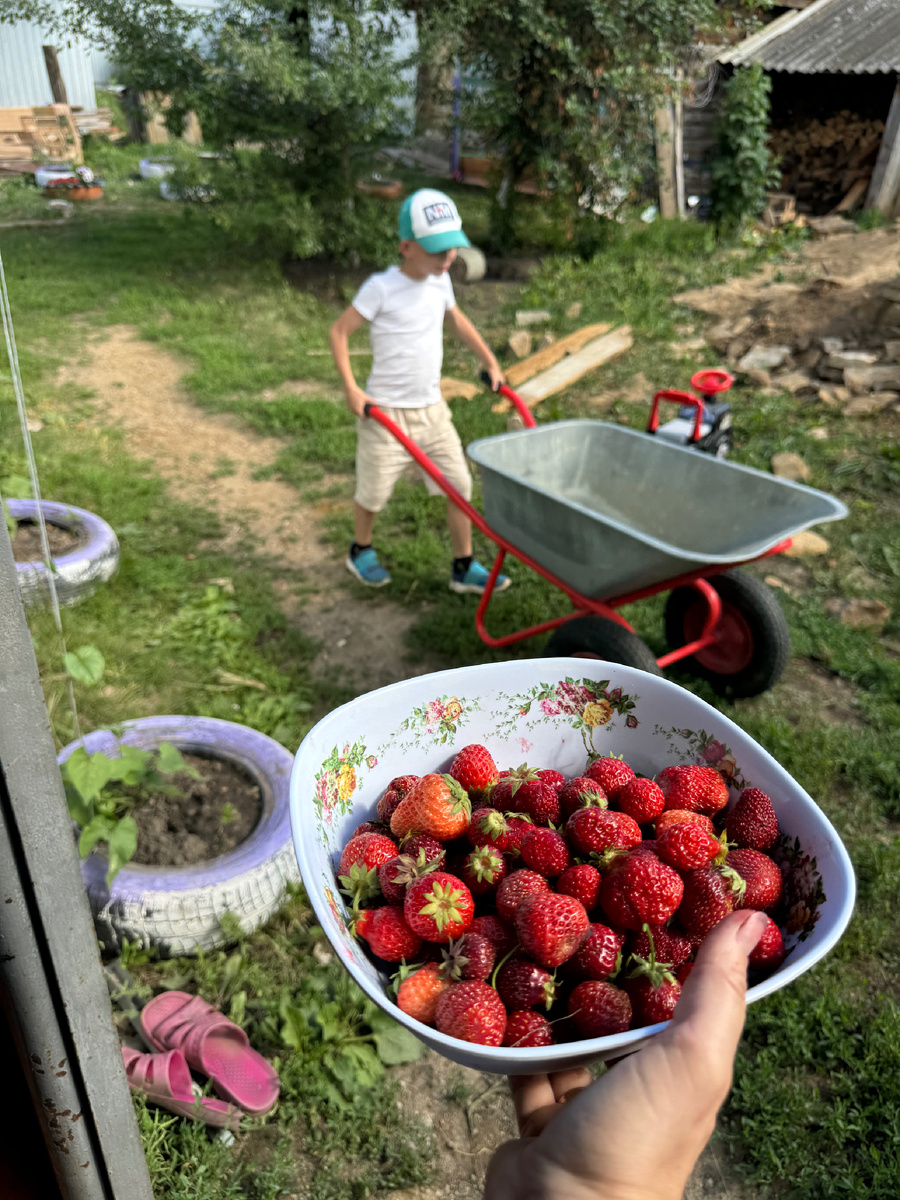 Егор приносил мне ягодки в кровать ❤️